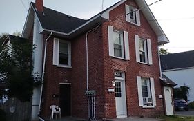 Cozy Downtown Two Bedrooms Free Parking