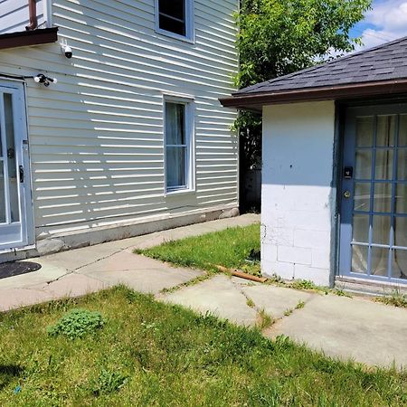 Cozy Downtown Two Bedrooms Free Parking Kingston Exterior photo