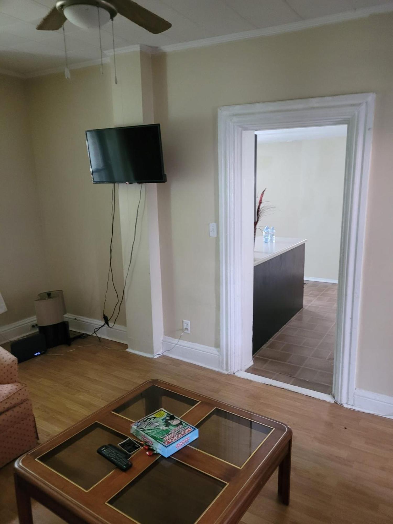 Cozy Downtown Two Bedrooms Free Parking Kingston Exterior photo