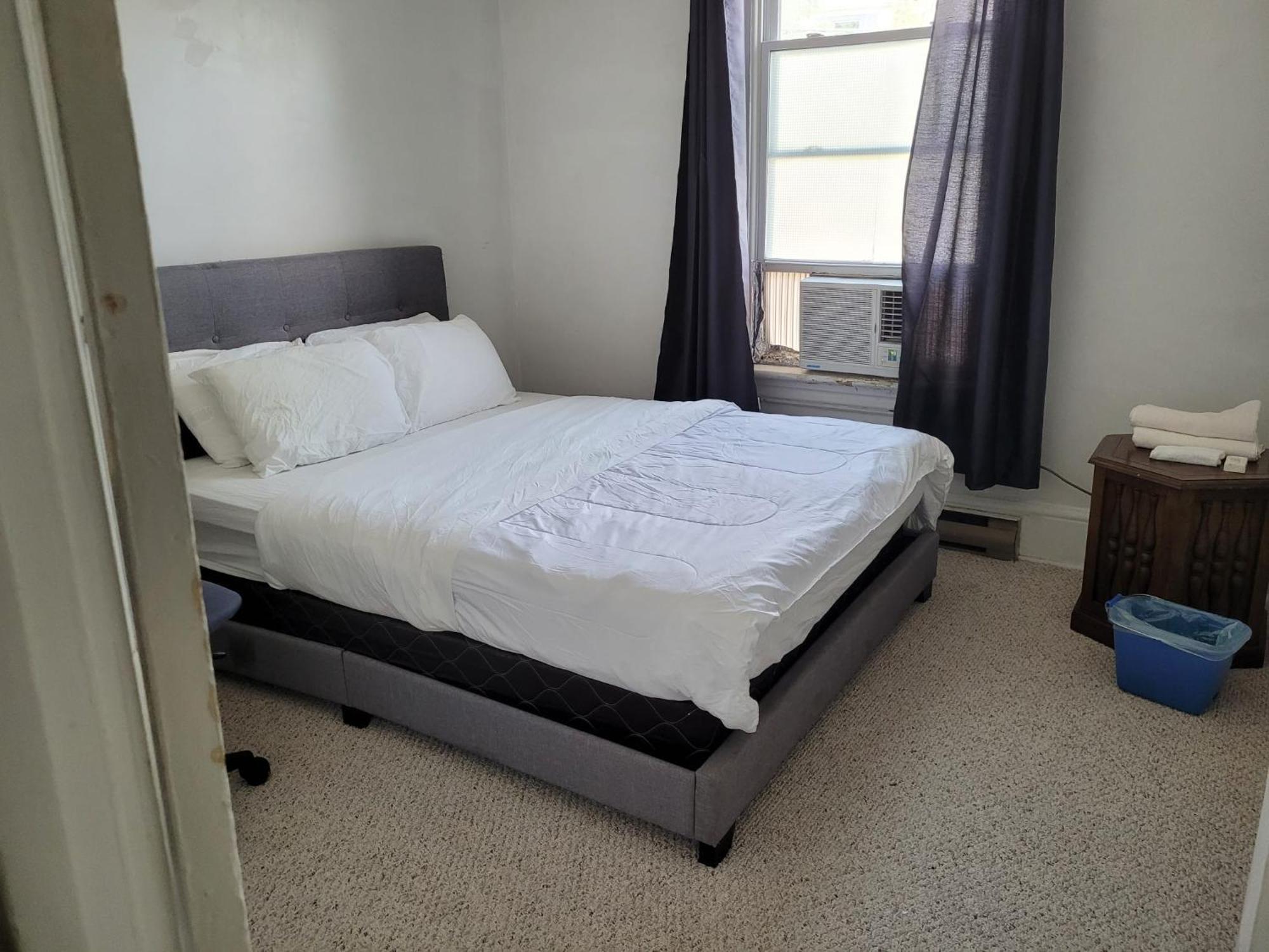 Cozy Downtown Two Bedrooms Free Parking Kingston Exterior photo